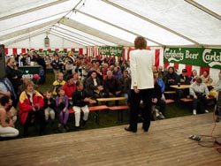 på scenen.jpg (24754 bytes)